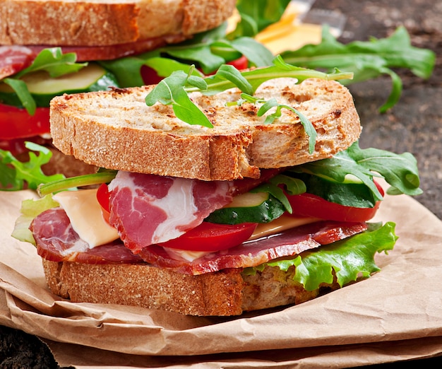 Sandwich au jambon, fromage et légumes frais