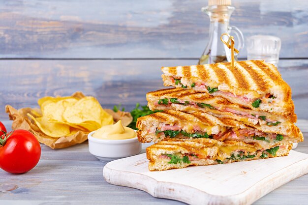 Sandwich au jambon, fromage, tomate, salade et frites