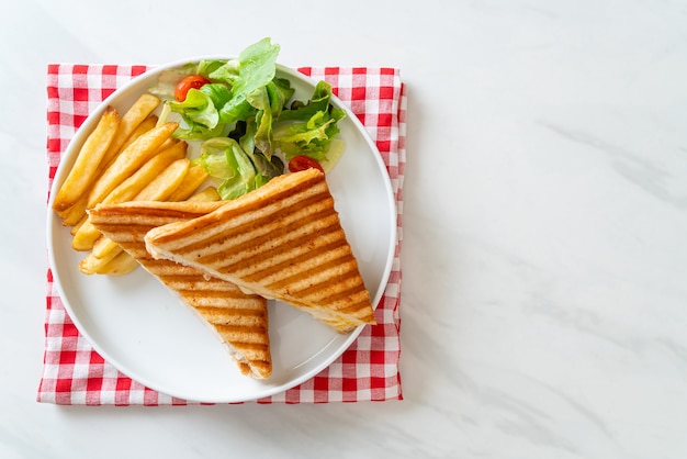 sandwich au jambon avec oeuf et frites