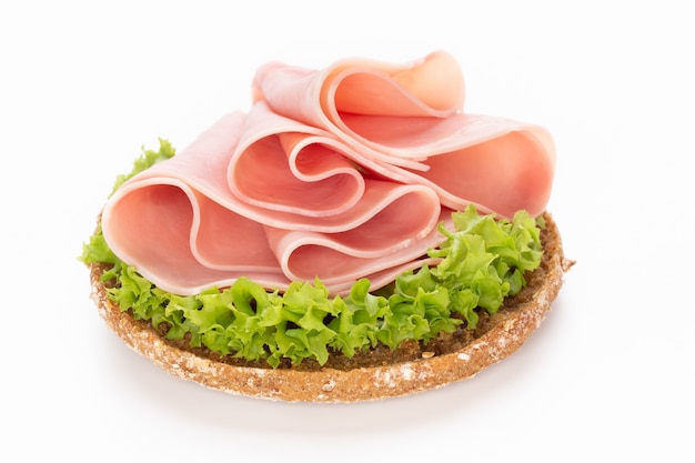 Sandwich au jambon de porc sur blanc.