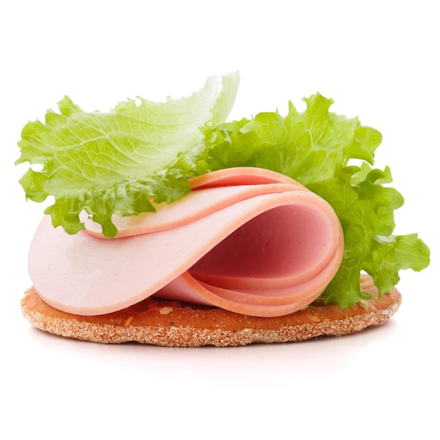 Sandwich au jambon de porc sur fond blanc découpe