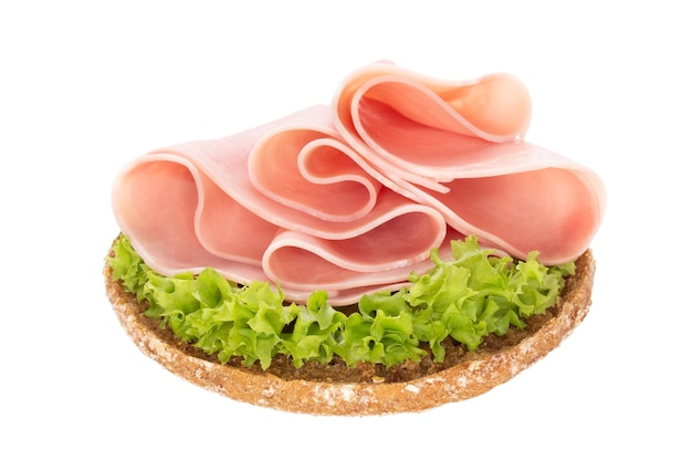 Sandwich au jambon de porc sur fond blanc