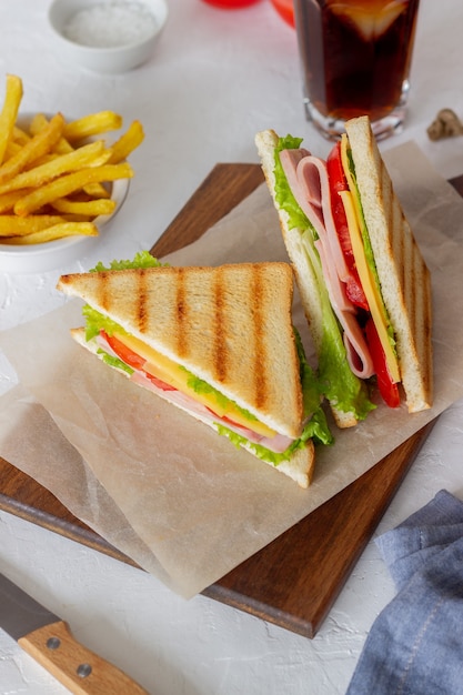 Sandwich au jambon, salade, tomates et fromage. Cuisine américaine. Fast food.