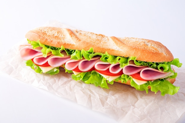 Sandwich au jambon sur tableau blanc