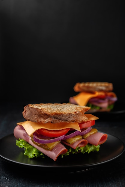 Sandwich au jambon tomates, laitue et fromage jaune