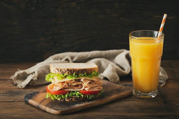 Sandwich au jambon et verre de jus d'orange