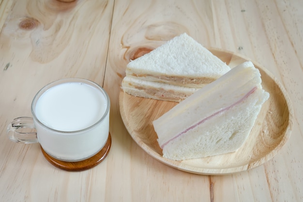 sandwich au lait sur fond de bois