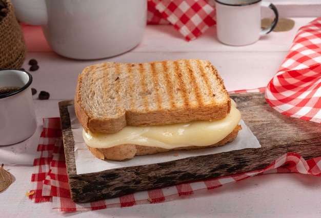 Un sandwich au pain au fromage misto quente sur une table en bois transparente, un bel ensemble rustique
