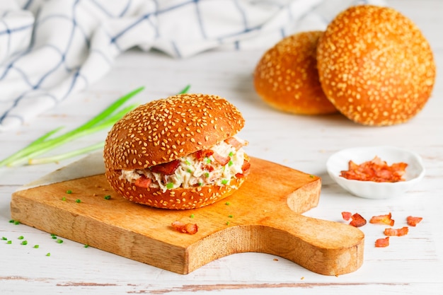 Sandwich au pain au sésame avec salade de poulet