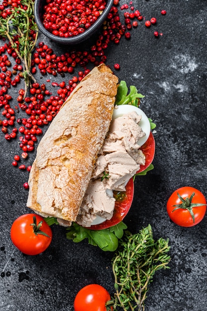 Sandwich au pâté de foie de morue, roquette, tomate, œuf et fines herbes