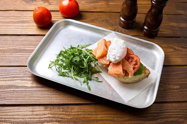 Sandwich au poisson et aux œufs sur un plateau