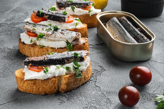 Sandwich au poisson fumé, sur fond de table en pierre grise