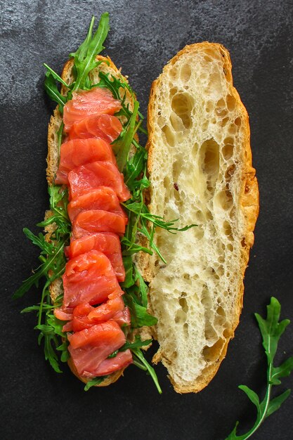 sandwich au poisson et légumes verts