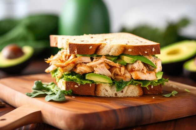 sandwich au poulet et à l'avocat sur une petite planche de chêne créée avec de l'aï génératif