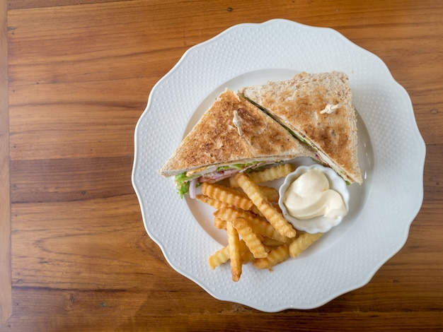 Sandwich au poulet et frites