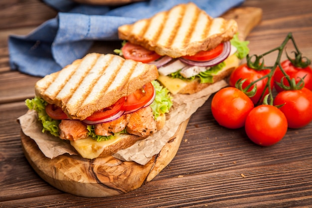 Sandwich au poulet grillé