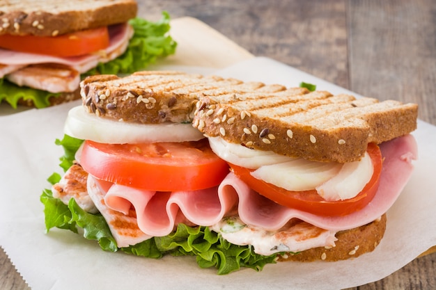 Sandwich au poulet et légumes sur table en bois