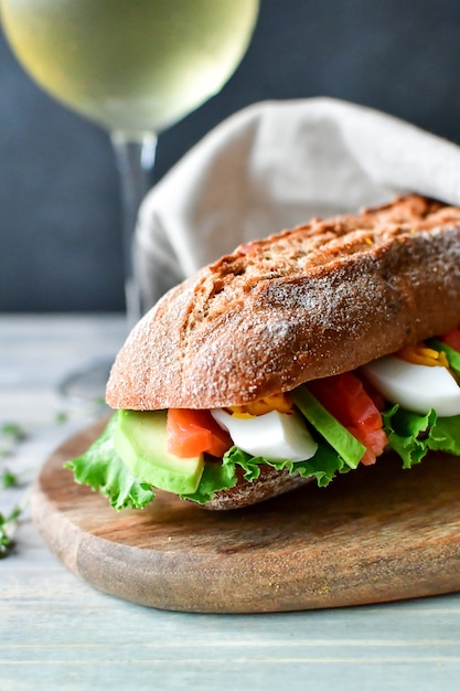 sandwich au salami et au fromage sur une plaque de bois