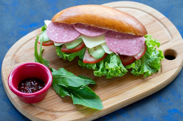 Sandwich au salami cheddar tomate concombre laitue roquette dans du pain collation rapide délicieux sandwich