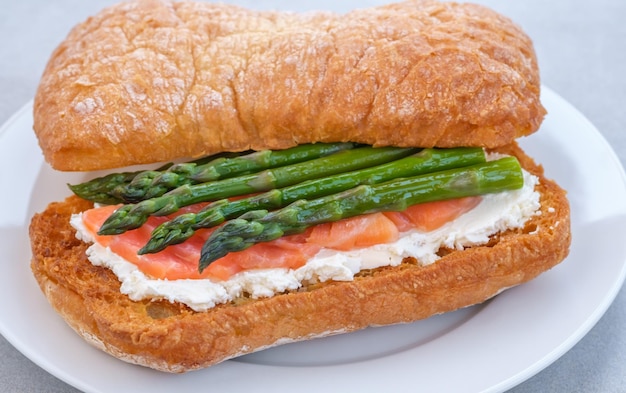 Sandwich au saumon et aux asperges