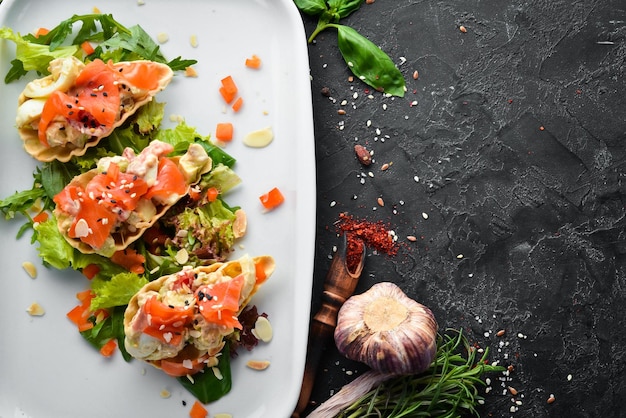 Sandwich au saumon et aux œufs à l'avocat Plats de restaurant Vue de dessus Espace libre pour votre texte