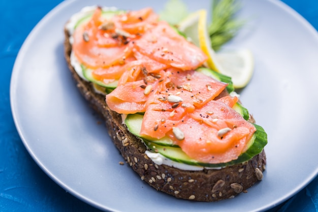 Sandwich au saumon fumé et concombre