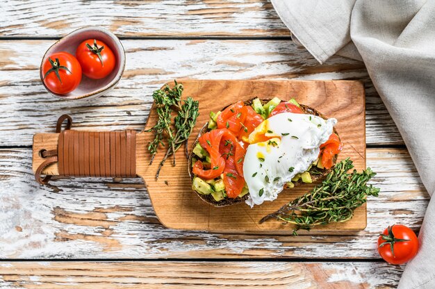 Sandwich au saumon fumé et œuf poché sur toast