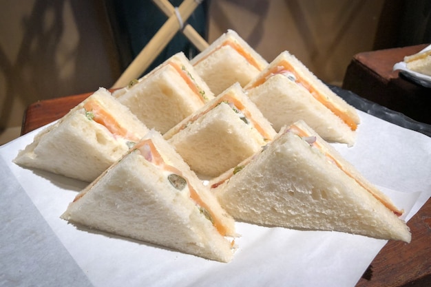 Sandwich au saumon fumé sur le plateau