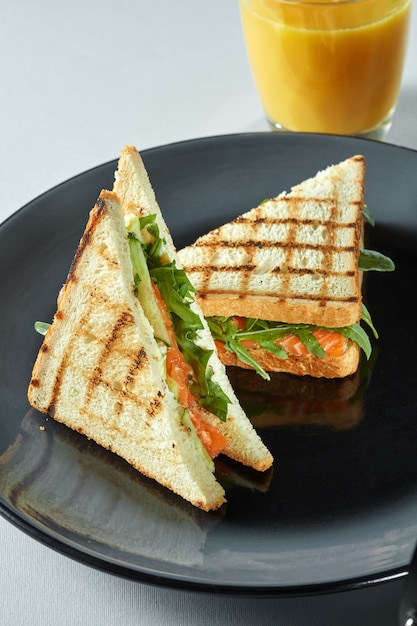 Sandwich Au Saumon Grillé Avec Du Jus Sur Une Table