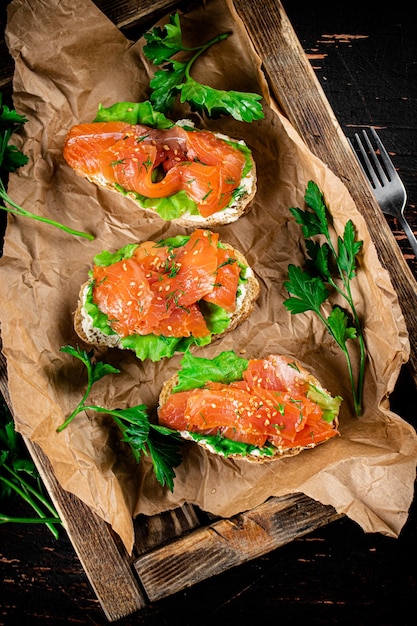 Sandwich au saumon sur un plateau en bois