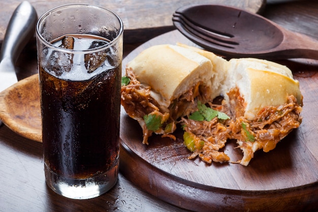 Sandwich au soda au cola avec de la viande hachée