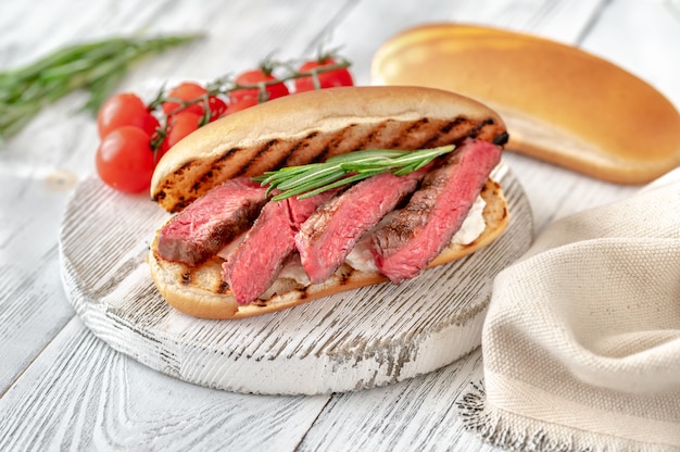 Sandwich au steak de boeuf tranché