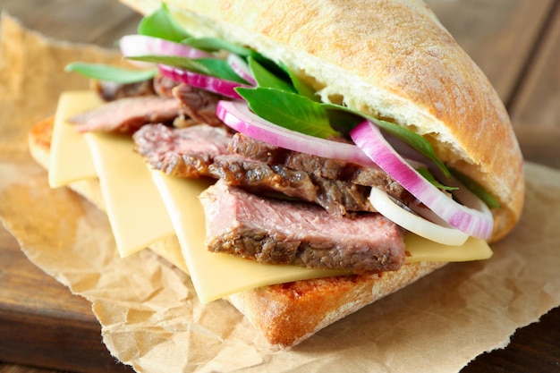 Sandwich au steak sur papier