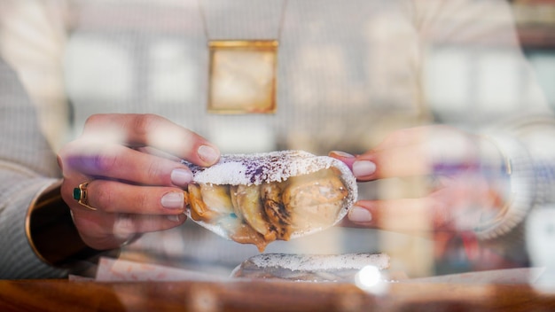 Sandwich au tapioca avec des fruits dans les mains