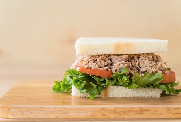 Photo sandwich au thon sur bois