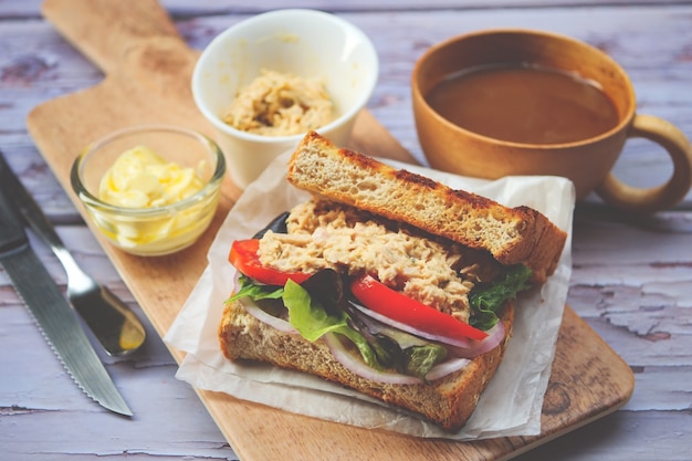 Sandwich au thon fait maison avec tomates et laitue