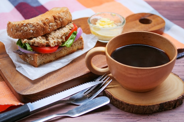 Sandwich au thon fait maison avec tomates et laitue