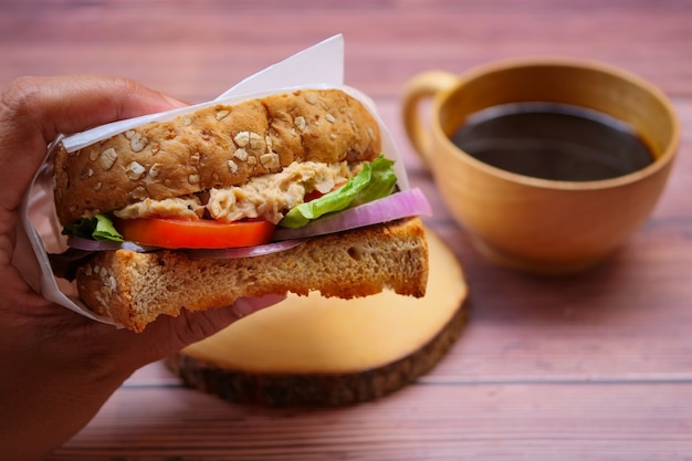 Sandwich au thon fait maison avec tomates et laitue