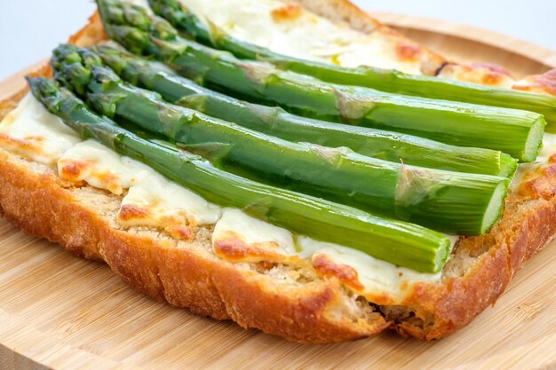 Sandwich aux asperges mozzarella