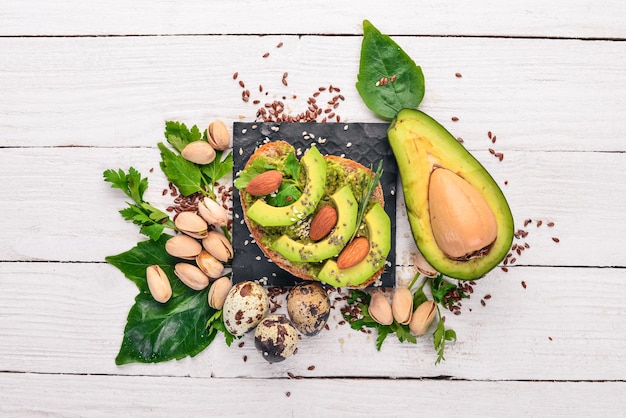 Sandwich aux avocats et aux amandes Sur un fond en bois Vue de dessus Espace libre pour votre texte