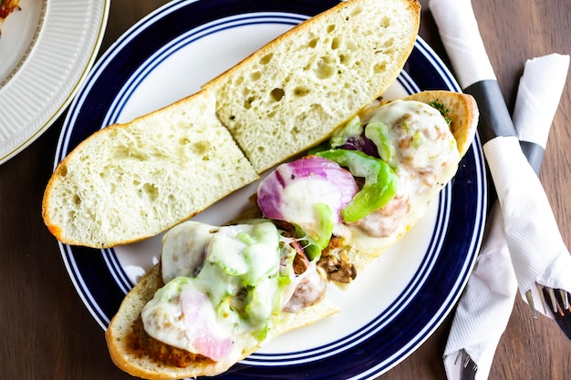 Sandwich aux boulettes de viande avec sauce sur la plaque au restaurant italien.