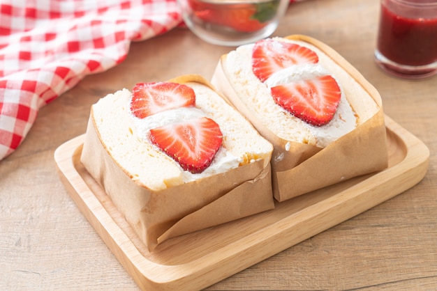 Sandwich aux crêpes fraise crème fraîche sur plaque de bois