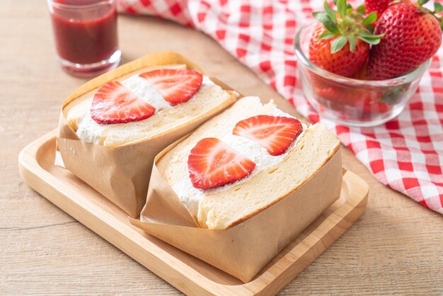 Sandwich aux crêpes fraise crème fraîche sur plaque de bois