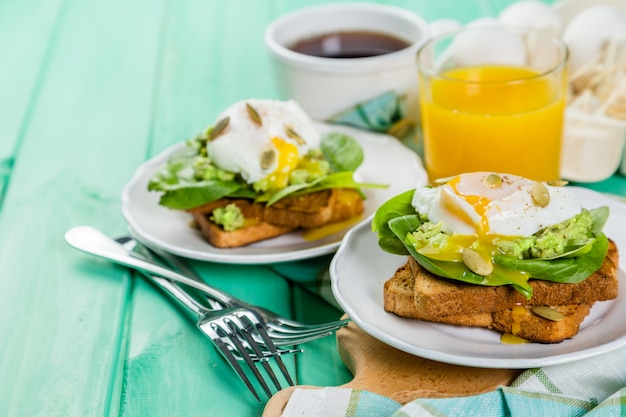 Photo sandwich aux épinards, avocat et oeuf