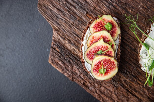 Photo sandwich aux figues fromage à la crème petit déjeuner sain portion fraîche prête à manger collation repas sur la table