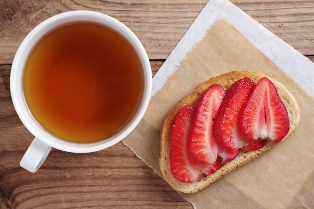 Sandwich aux fraises et thé