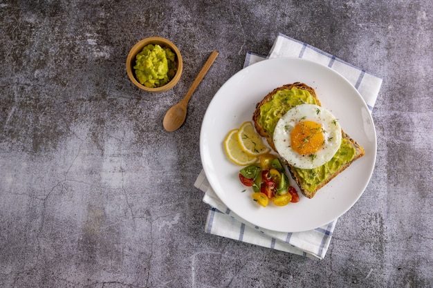 Sandwich aux œufs d'avocat avec du pain de grains entiers