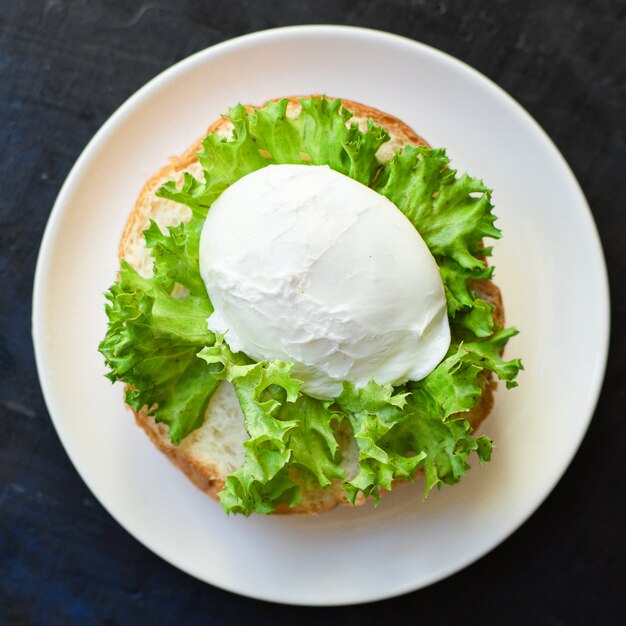 sandwich aux œufs pochés délicieux en-cas