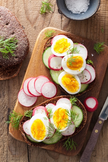 Sandwich aux oeufs de radis au concombre