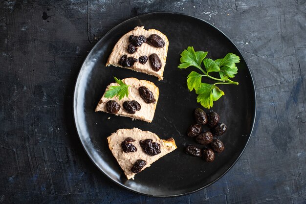 Sandwich aux olives séchées en pâté de légumes apéritif portion fraîche plat sain biologique